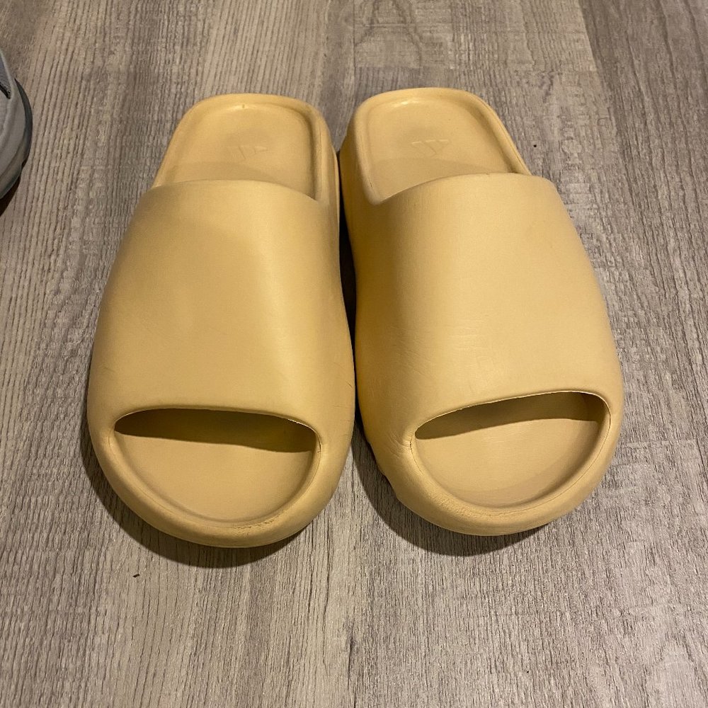 Yeezy slides size 5 Adidas